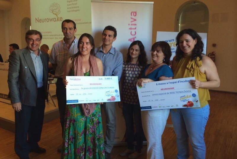 Miquel Bernat, gerente de la Fundación Bit, juntamente con los promotores de Neurowake, 3r premio del Concurso Eureka 2014