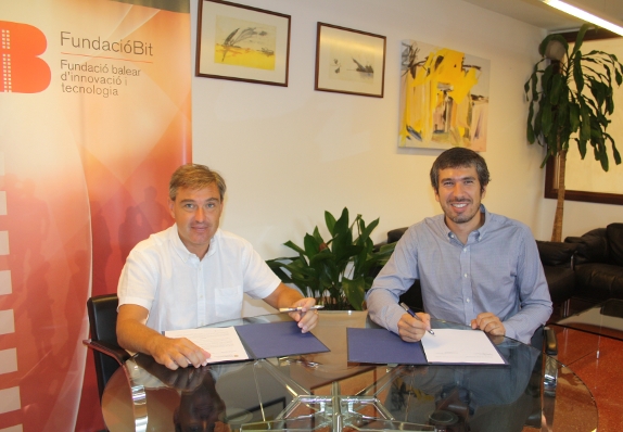 El director de la Fundació Bit, Miquel Bernat, i de l'empresa Okkum Tecnologies de Gestió (Txerpa Gestoría Online), Xavier Gil, signant el conveni