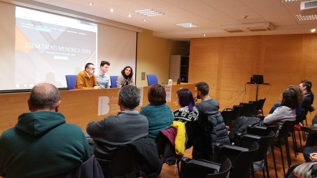 Miquel Àngel Maria, Conseller de Cultura i Educació del Consell Insular de Menorca; Alex Alemany, organitzador de GDG Menorca i de STEM Talks Menorca; i Carmen Crespo, gerent del Centre BIT Menorca, presenten les STEM Talks Menorca