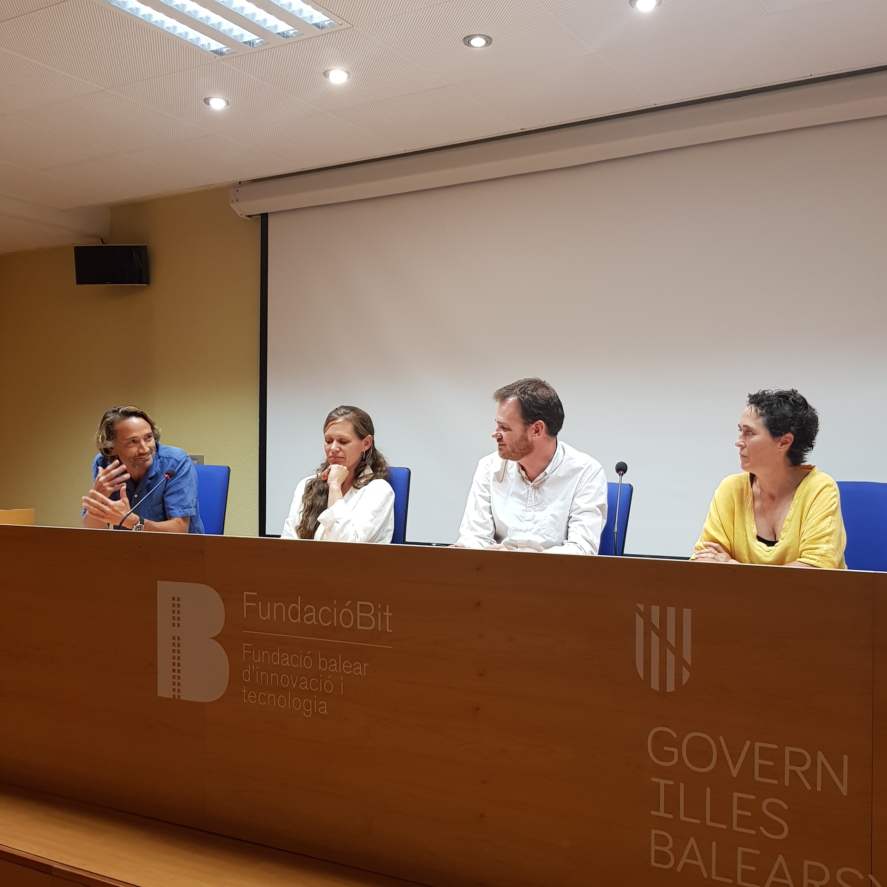 Mesa redonda con Luis Inglés de Bodegas Binifadet, Anja Sánchez-Rodrigo del Jardín de Ses Bruixes, Antoni Masferrer de Owners Cars, Maria Teresa Gustems, Menorca en Kayak,.