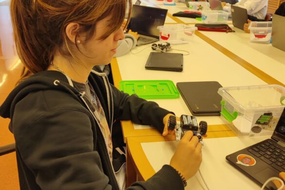 Prop de 200 alumnes de 3r d’ESO participen en la II edició de la jornada «Ciència i tecnologia en femení», organitzada per fomentar vocacions STEM