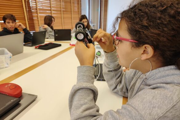 Cerca de 200 alumnos de 3.º de ESO participan en la II edición de la jornada «Ciencia y tecnología en femenino», organizada para fomentar vocaciones STEM