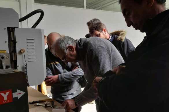 14 persones reben formació especialitzada en ús de fresadora de control numèric al FabLab del CentreBit Menorca